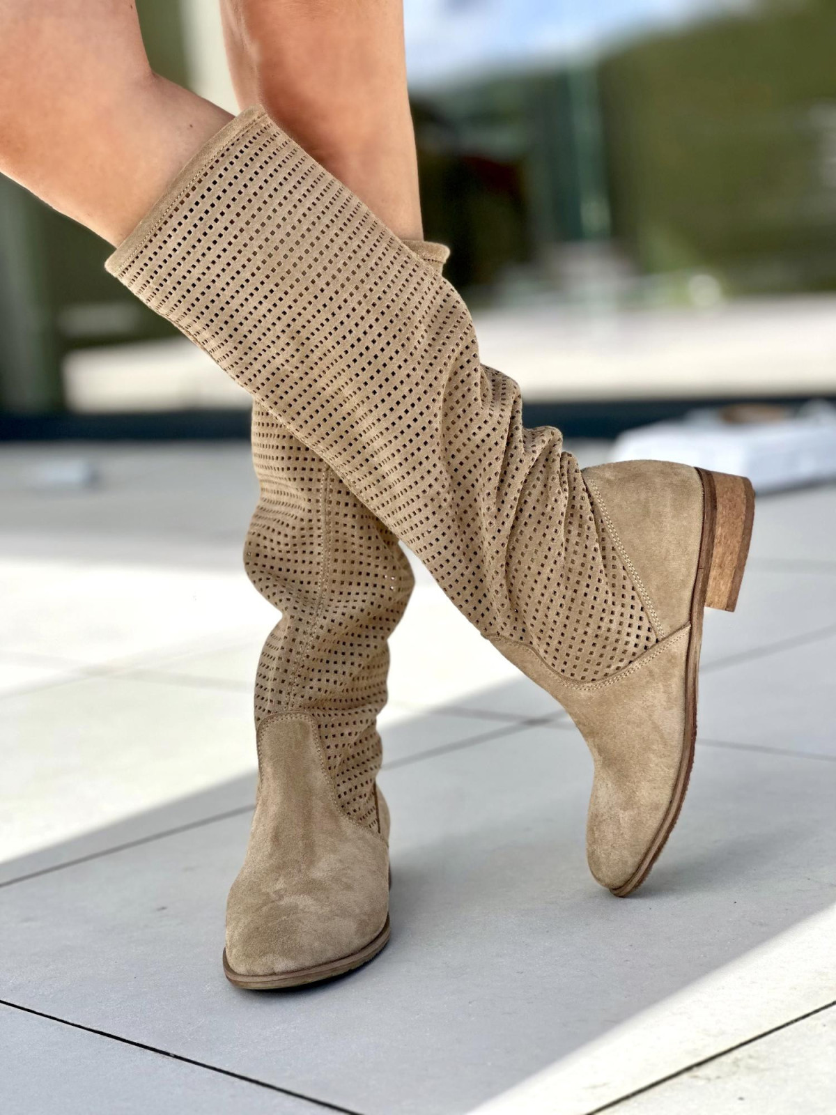 Beżowe wiosenne kozaki damskie skóra naturalna