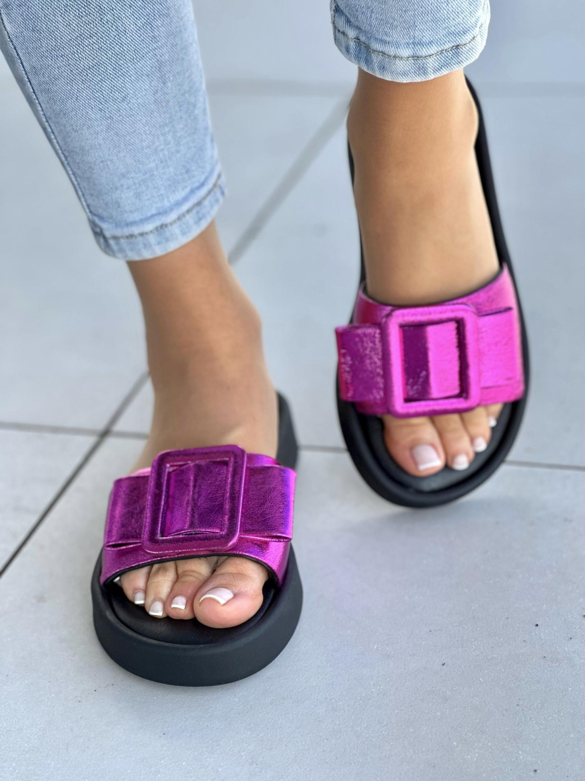 Rozowe-klapki-damskie-skorzane