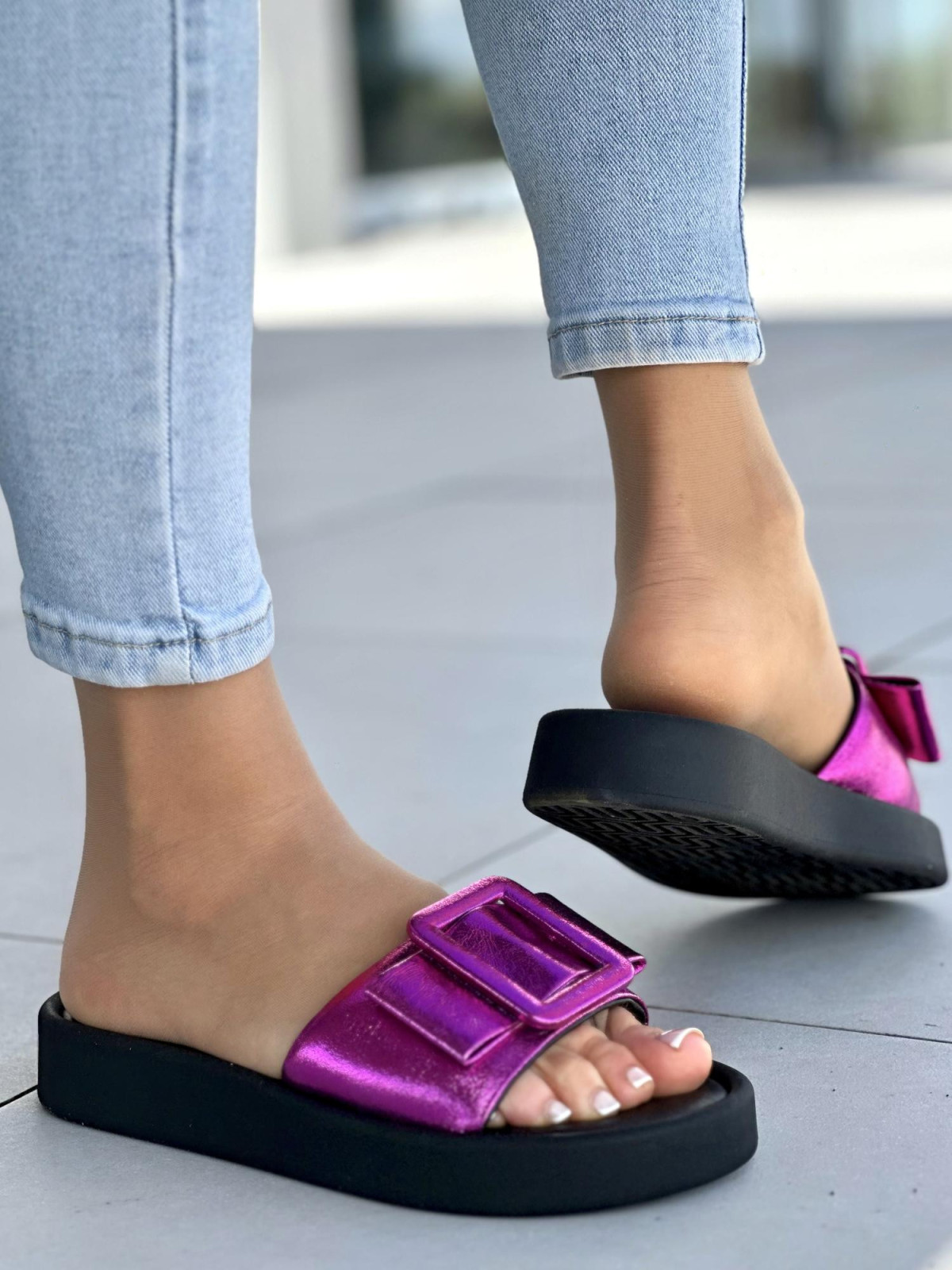 Rozowe-klapki-damskie-skorzane