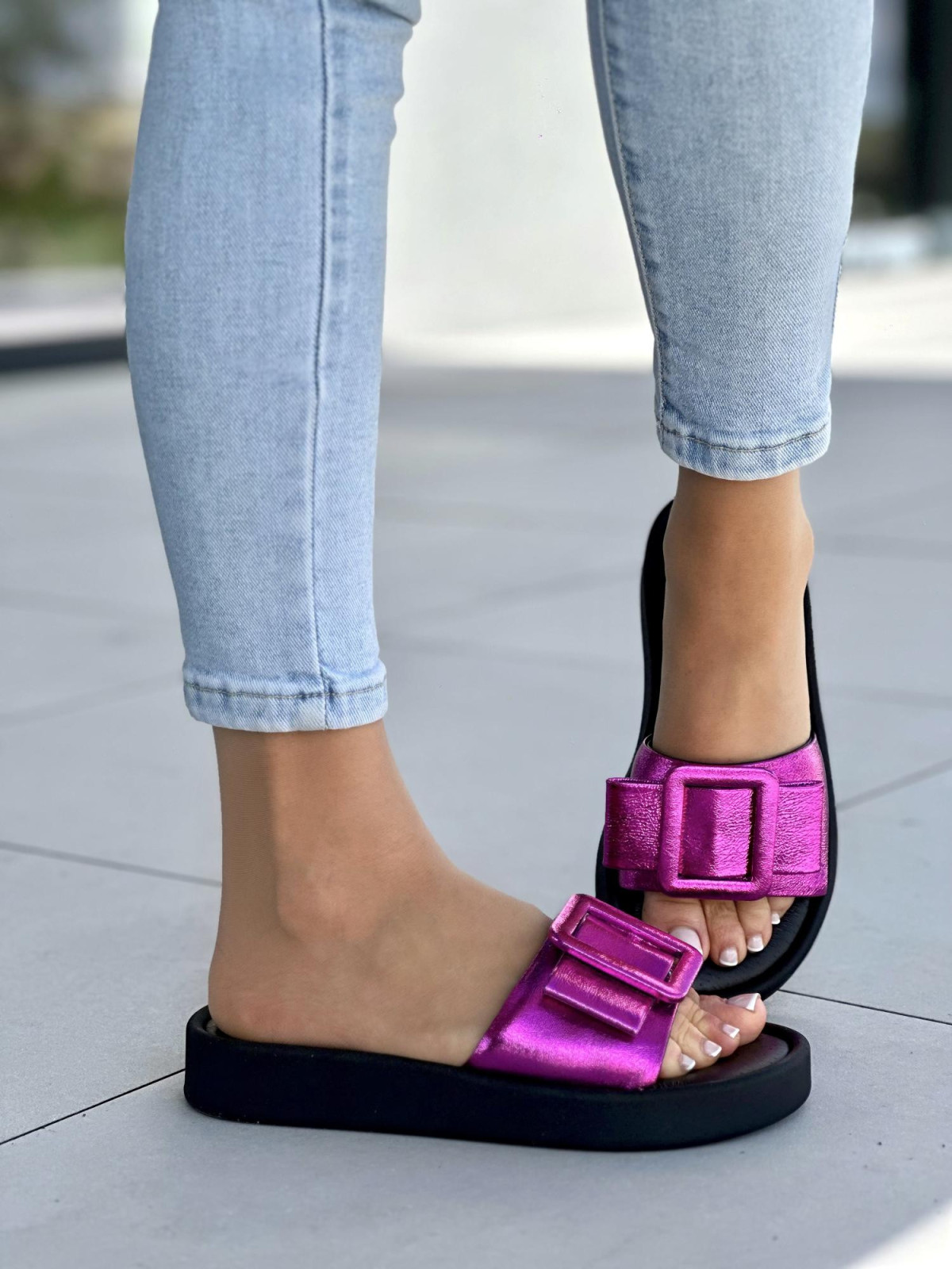 Rozowe-klapki-damskie-skorzane