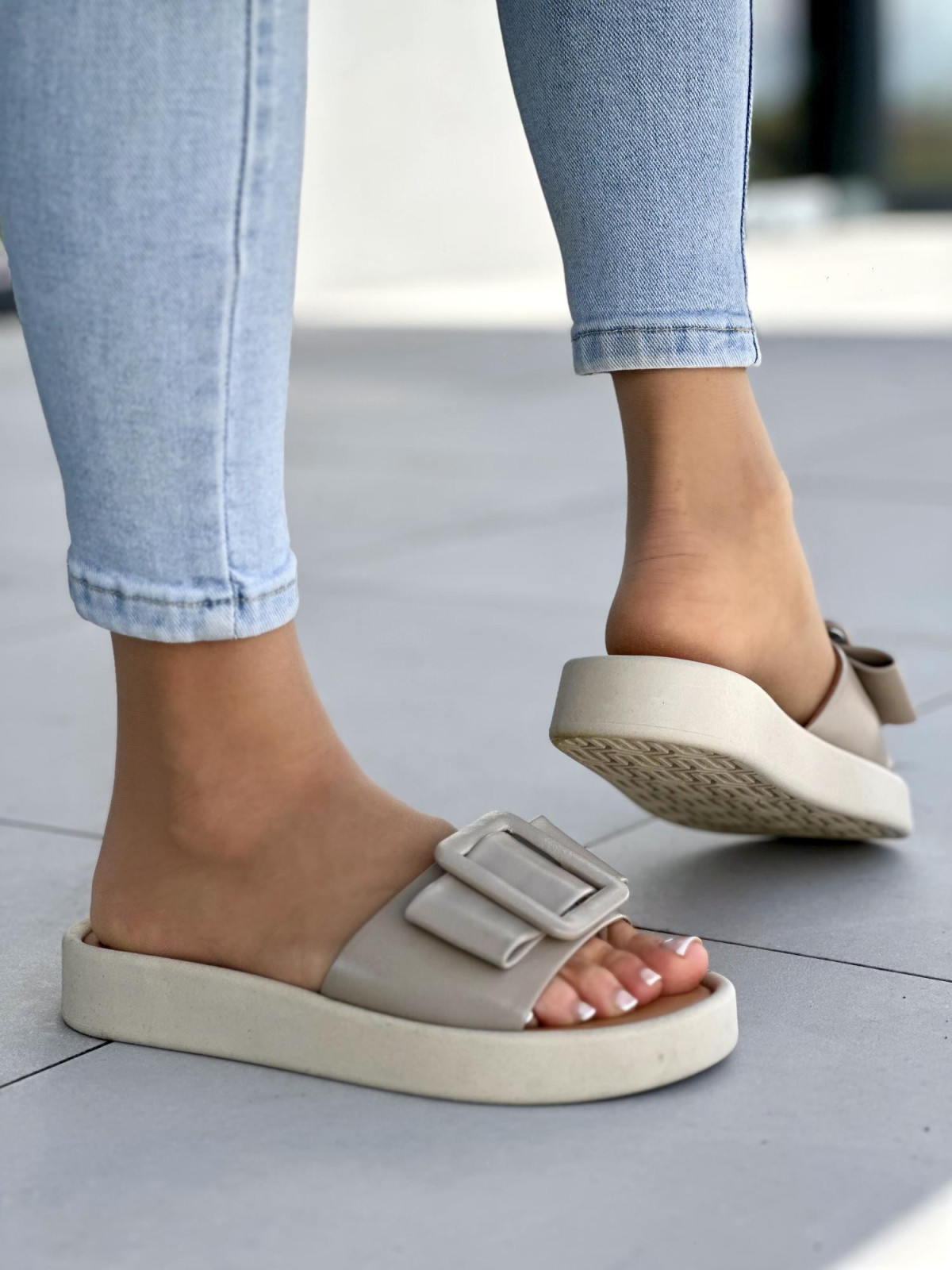 Beżowe klapki damskie z ozdobną klamrą, skóra naturalna