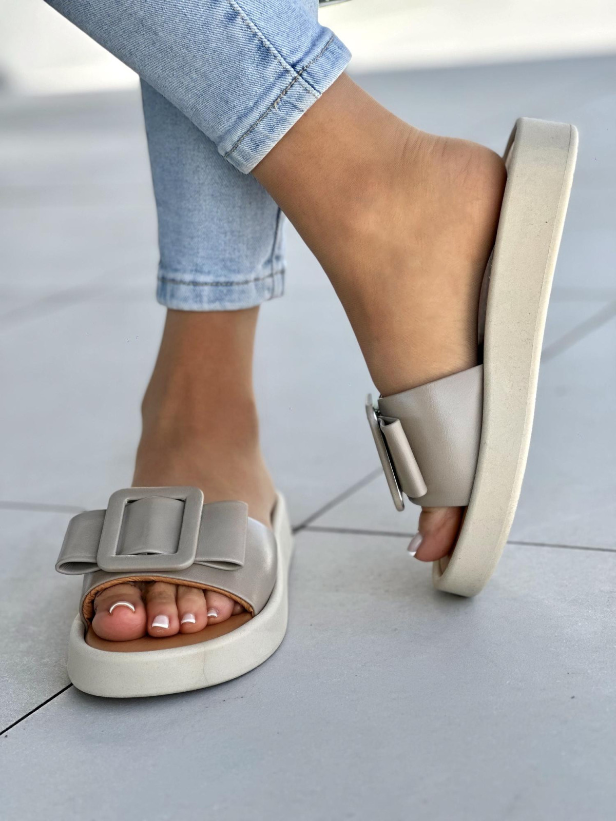 Beżowe klapki damskie z ozdobną klamrą, skóra naturalna