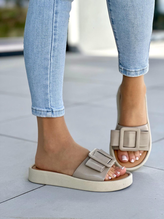 Beżowe klapki damskie z ozdobną klamrą, skóra naturalna