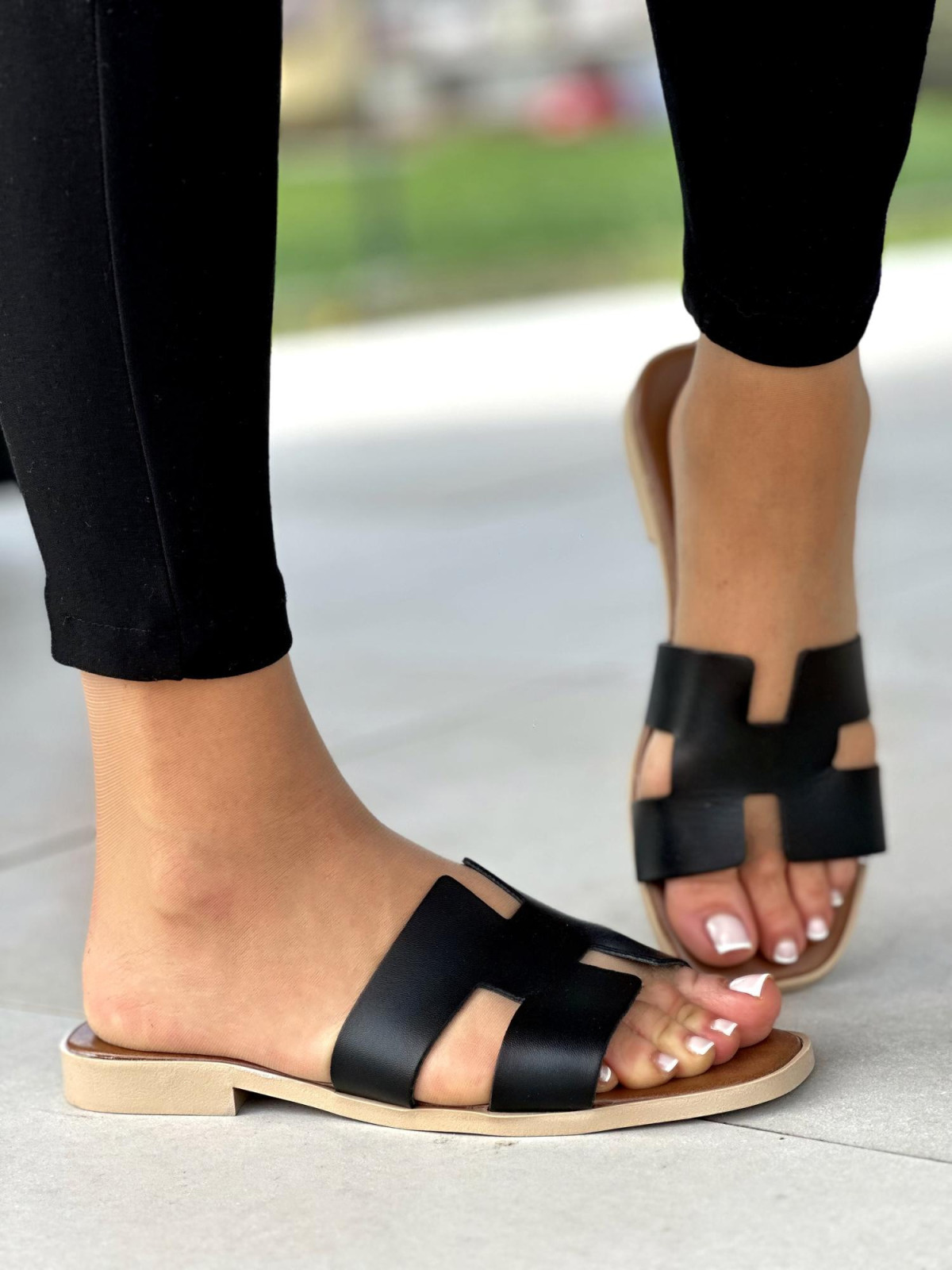 Śliczne czarne klapki damskie, skóra naturalna