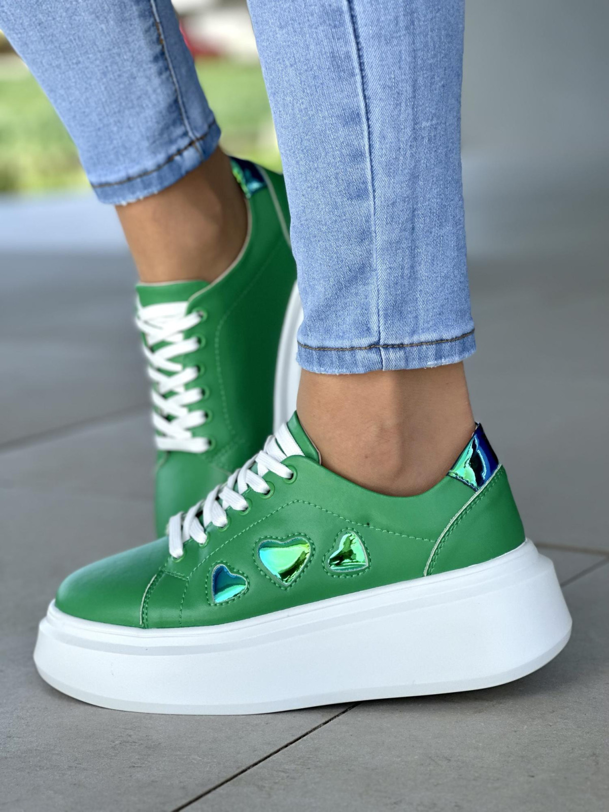 Oryginalne zielone trampki damskie na białej platformie, skóra naturalna