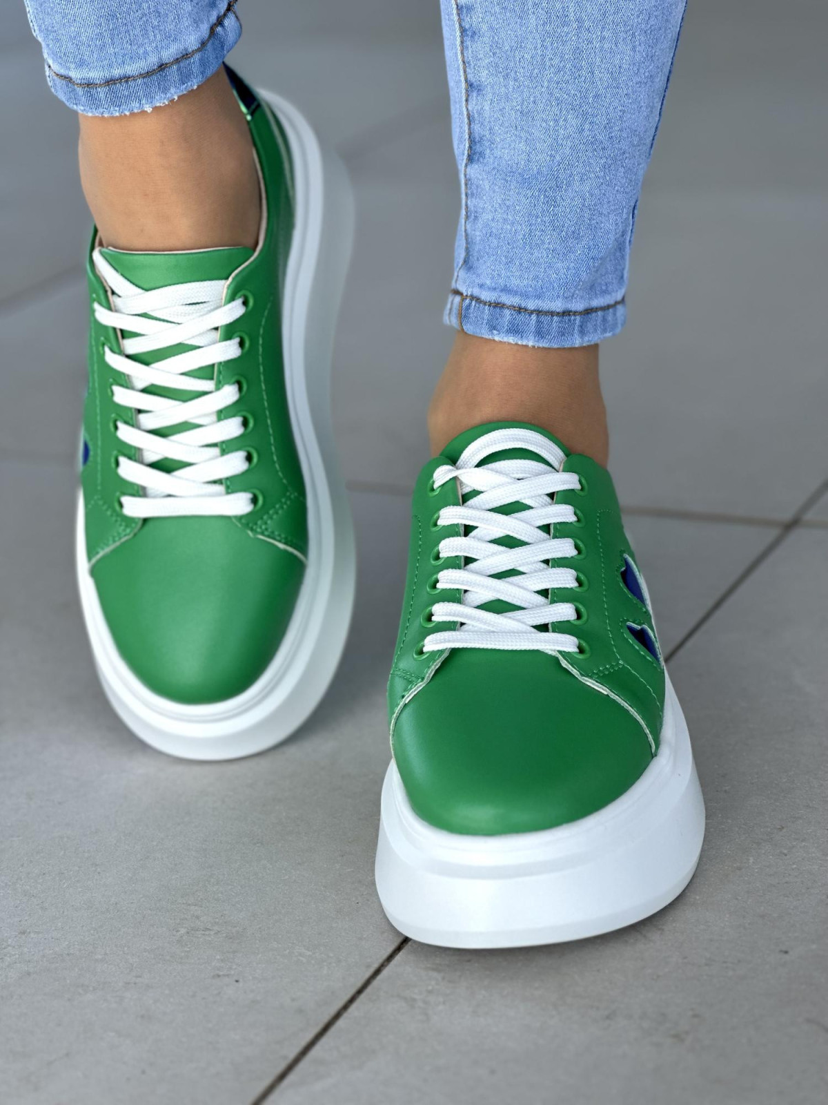 Oryginalne zielone trampki damskie na białej platformie, skóra naturalna