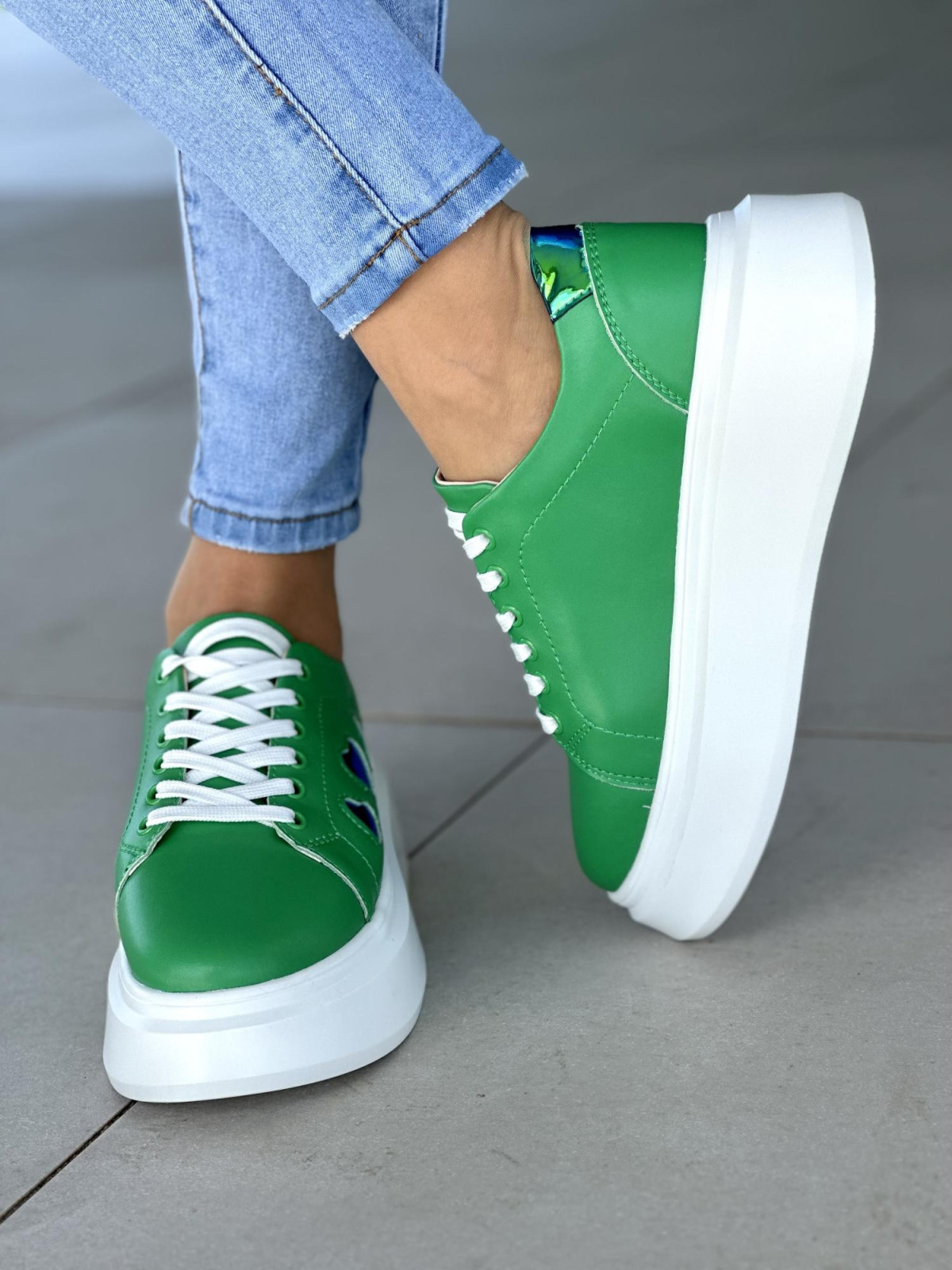 Oryginalne zielone trampki damskie na białej platformie, skóra naturalna