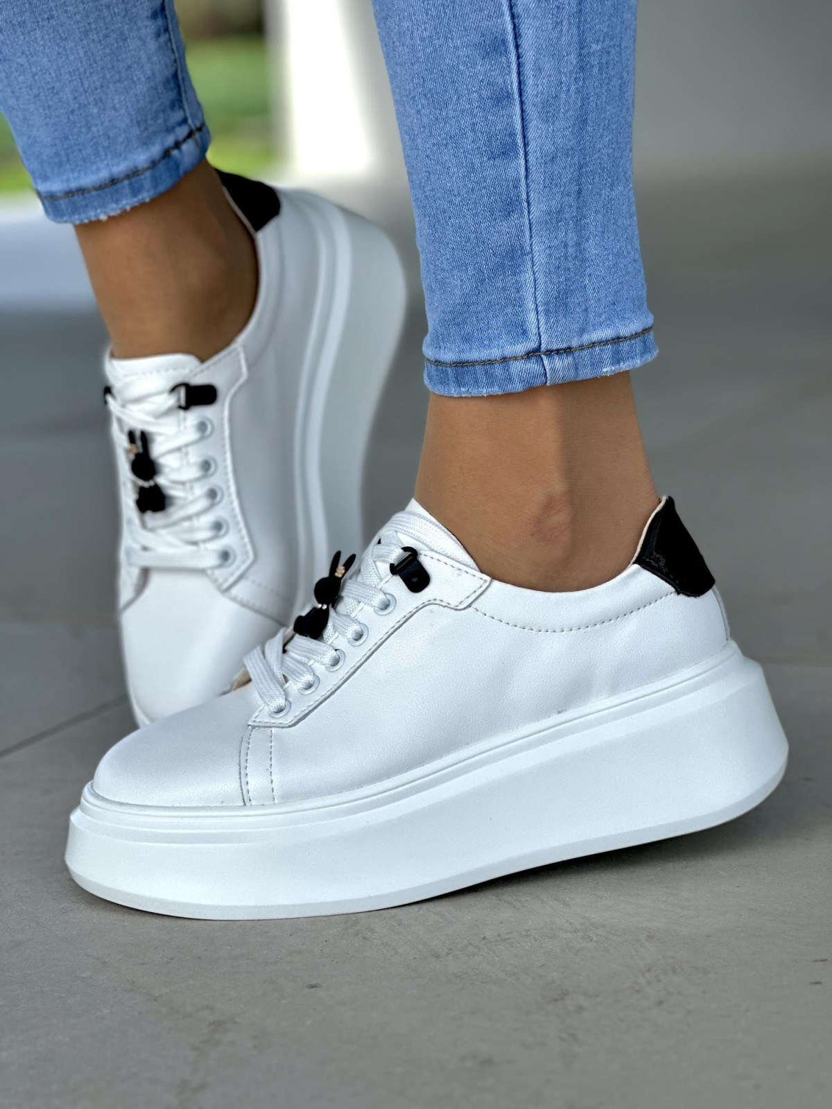 Lekkie białe trampki damskie z czarnymi detalami, skóra naturalna
