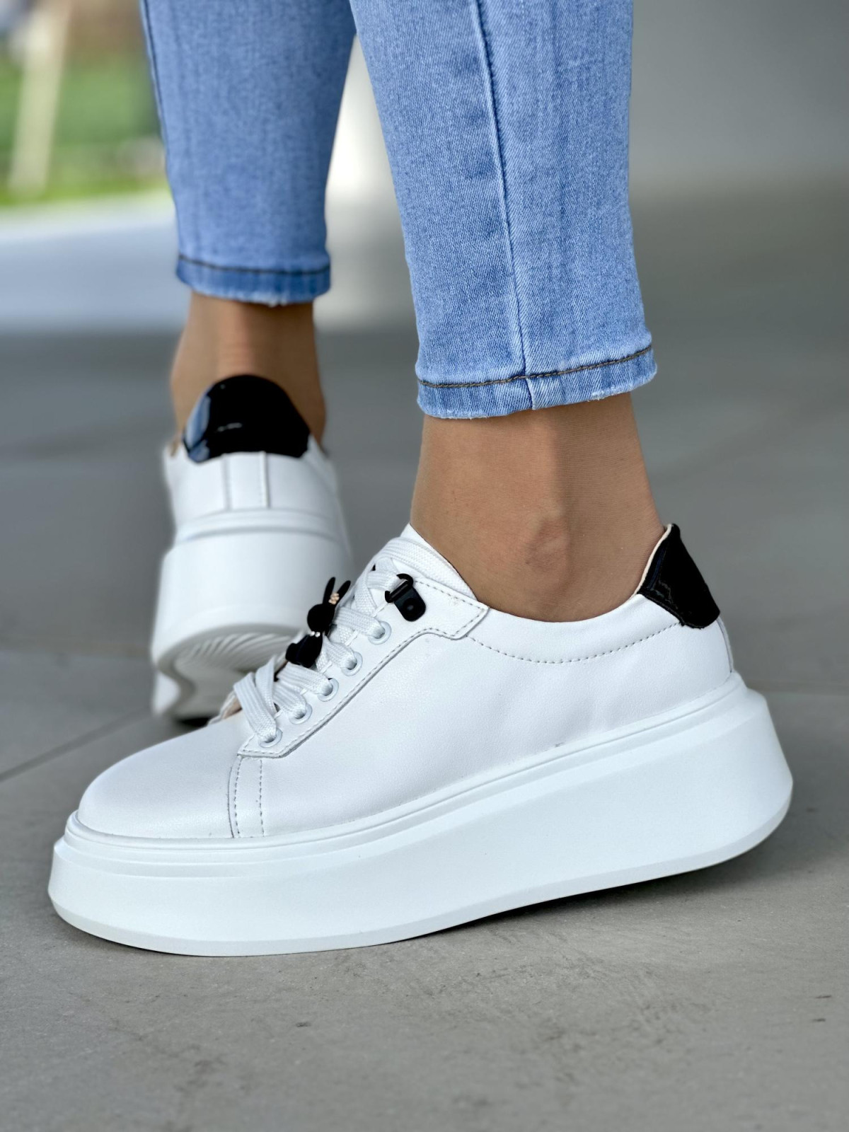 Lekkie białe trampki damskie z czarnymi detalami, skóra naturalna