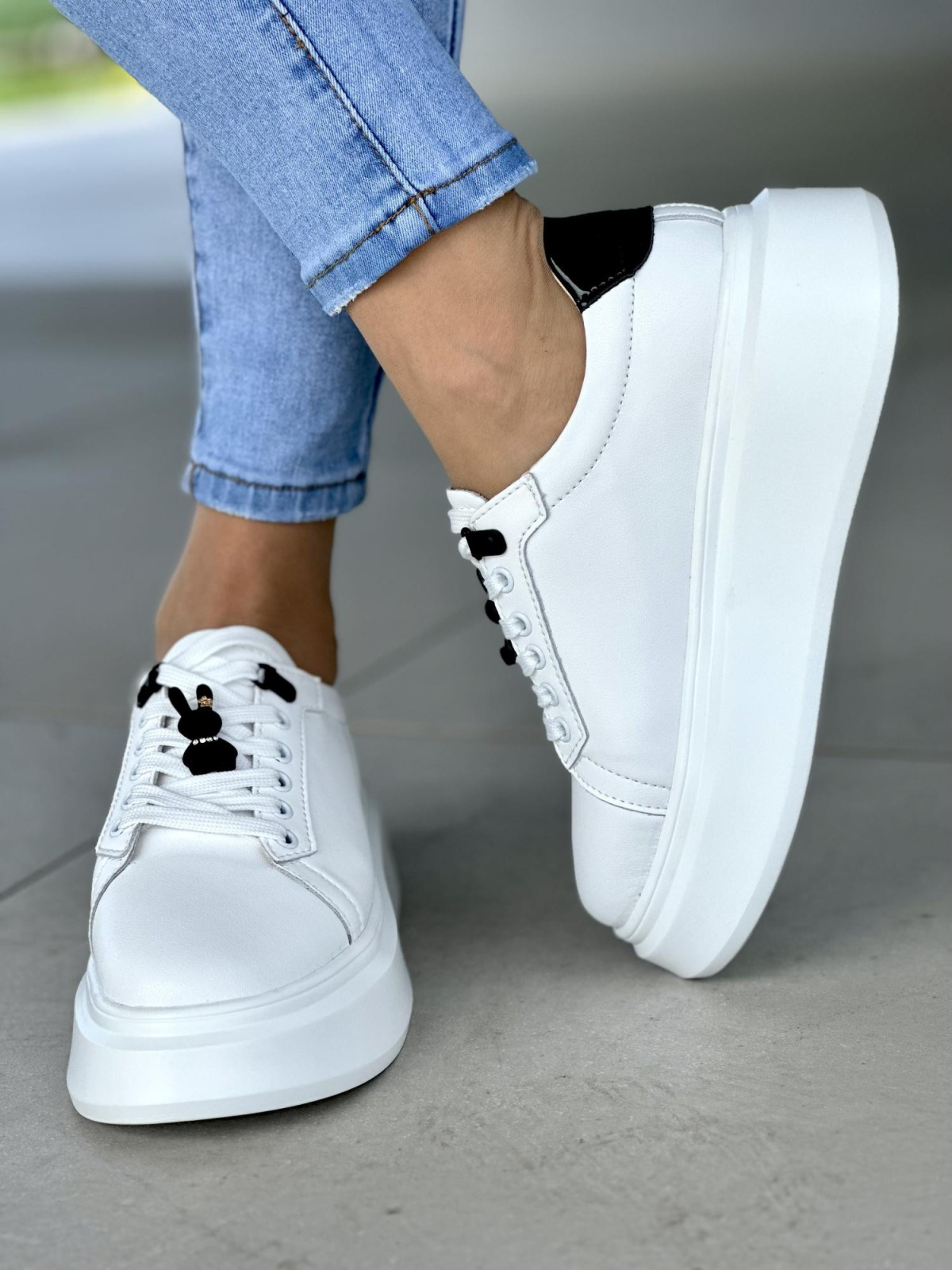 Lekkie białe trampki damskie z czarnymi detalami, skóra naturalna