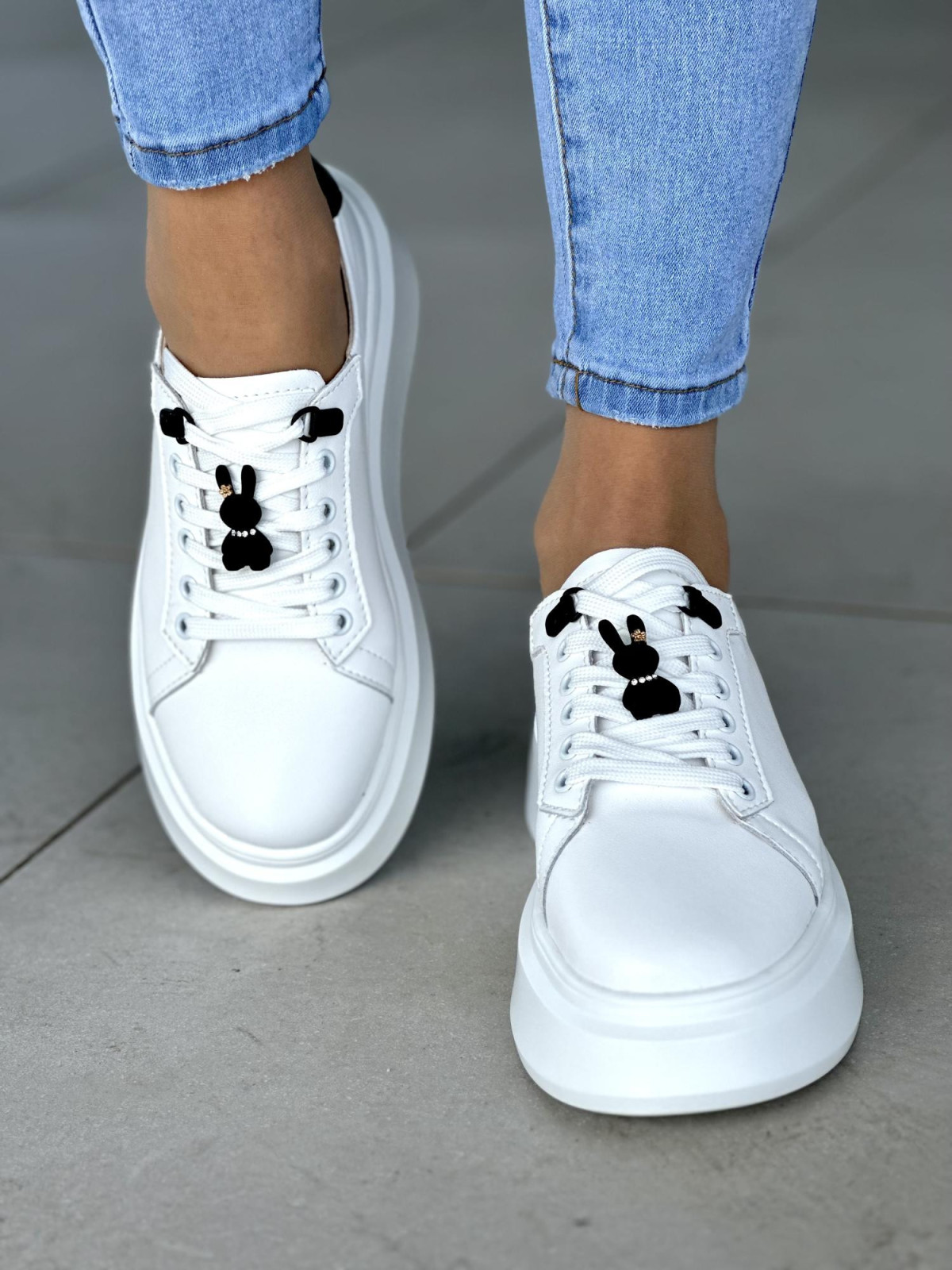 Lekkie białe trampki damskie z czarnymi detalami, skóra naturalna