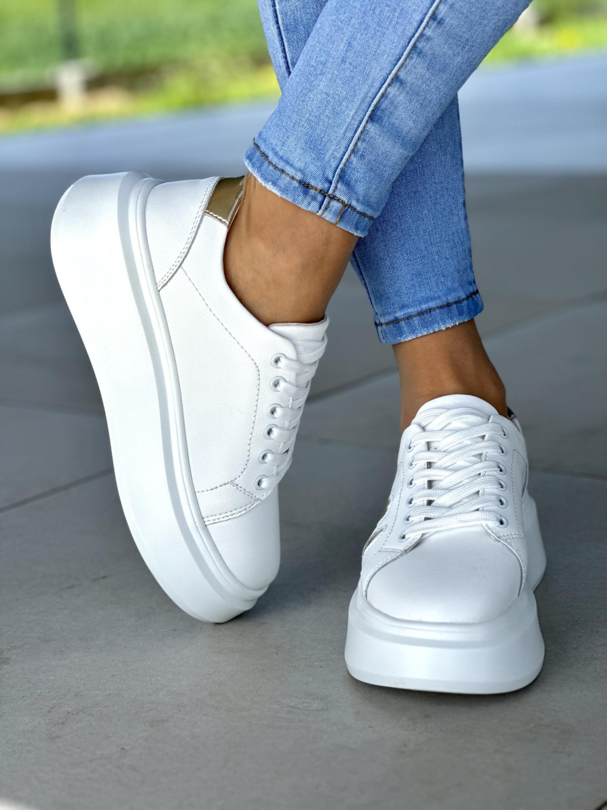 Wyjątkowe biało-złote trampki damskie na platformie, skóra naturalna