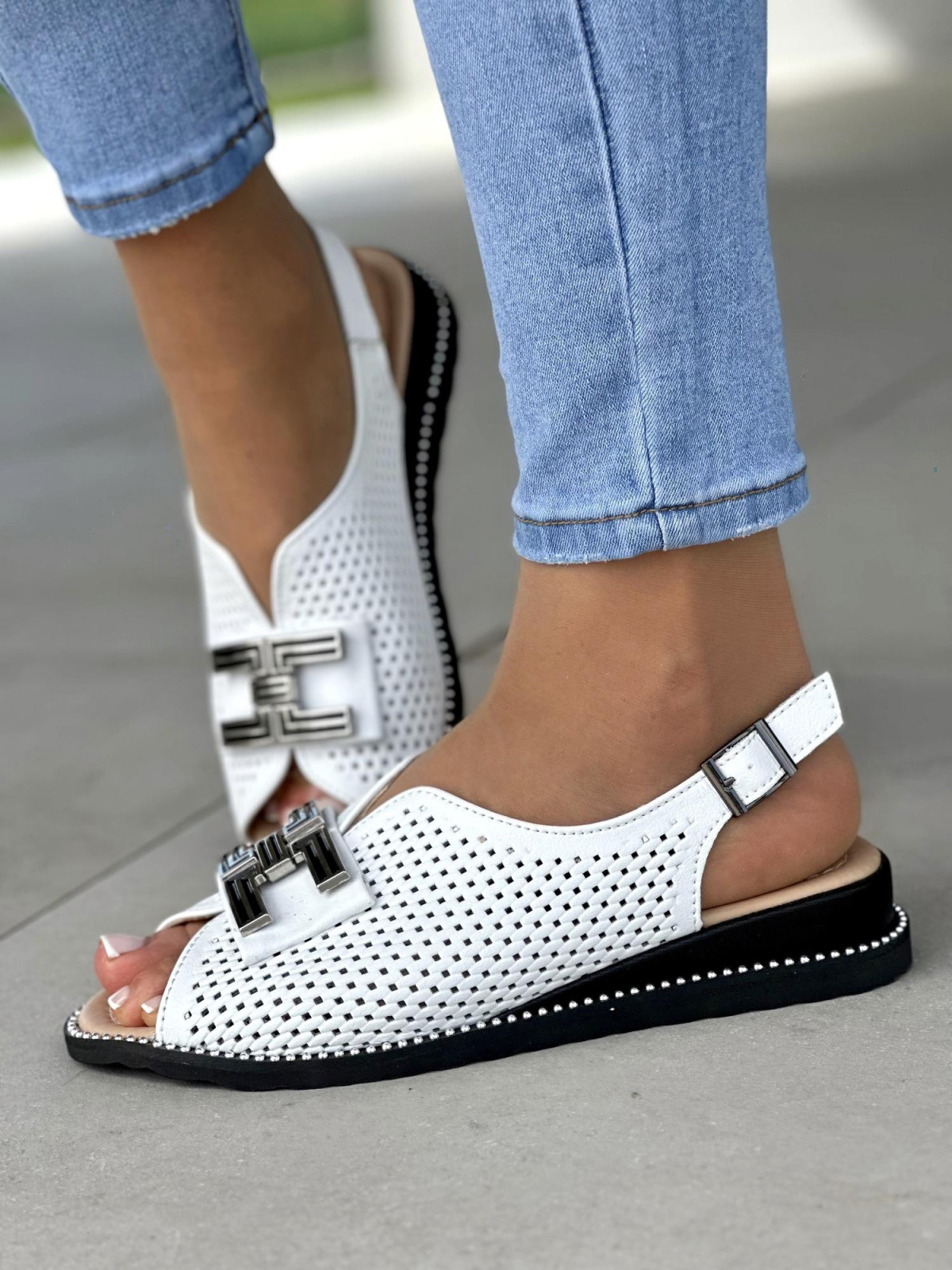 Biale-azurowe-sandaly-ze-skory-naturalnej