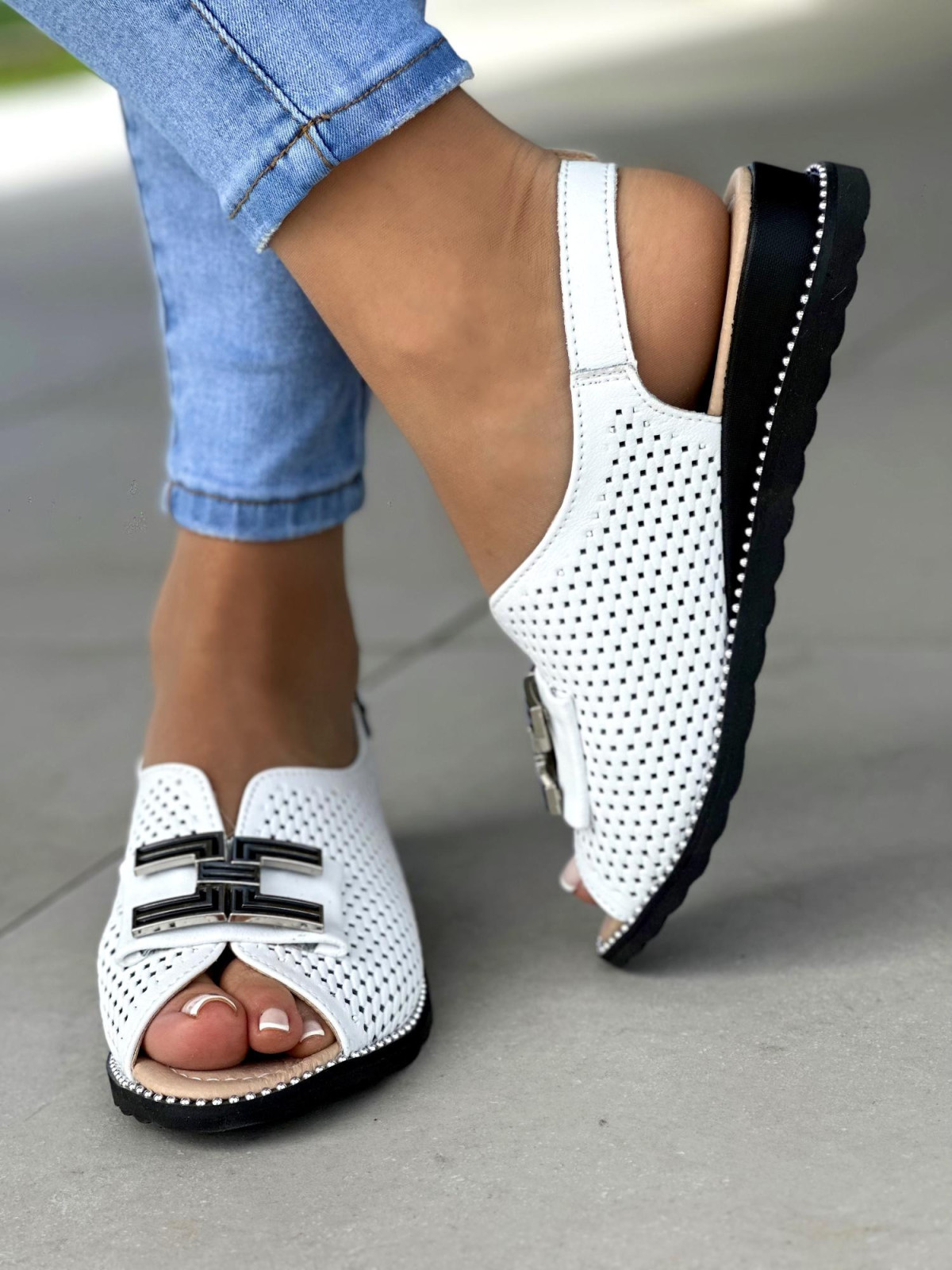 Biale-azurowe-sandaly-ze-skory-naturalnej