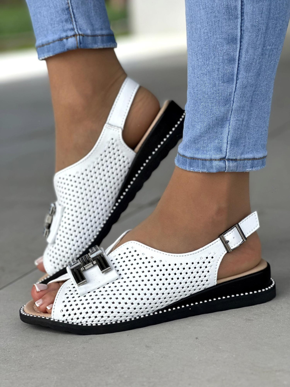 Biale-azurowe-sandaly-ze-skory-naturalnej