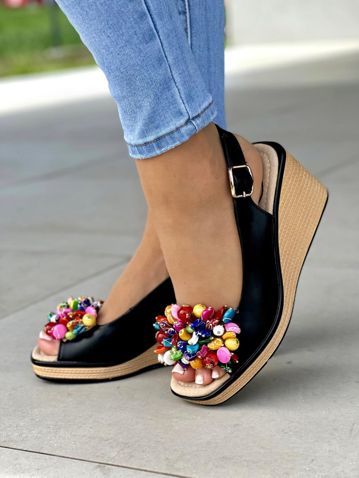 Czarne-sandaly-na-koturnie-skorzane