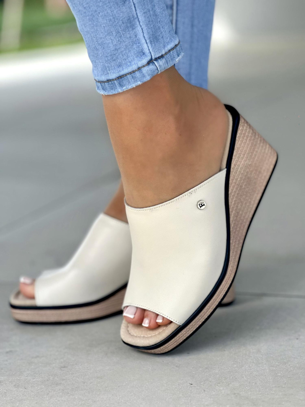 Bezowe-klapki-damskie-skorzane