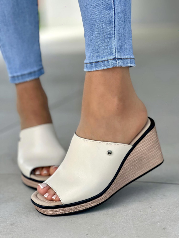 Bezowe-klapki-damskie-skorzane