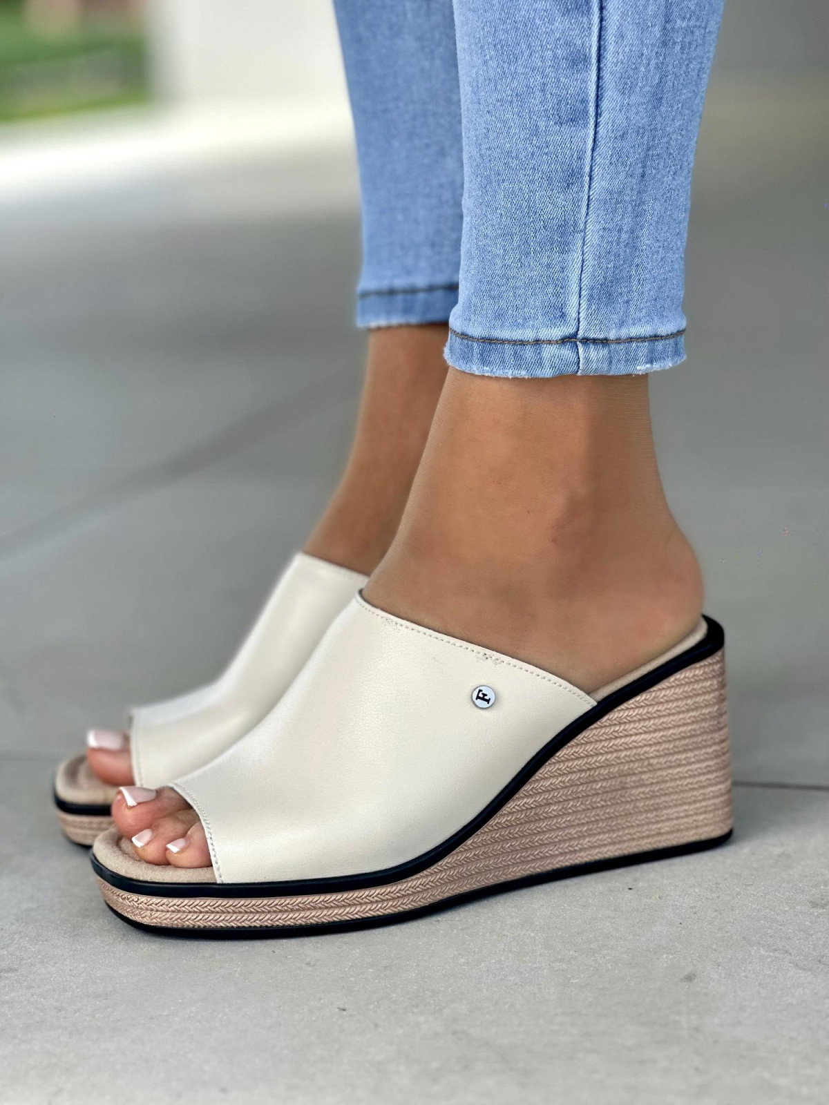 Bezowe-klapki-damskie-skorzane