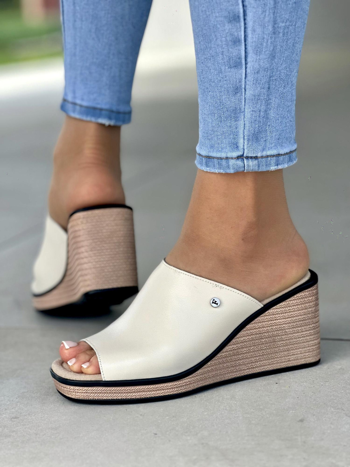 Bezowe-klapki-damskie-skorzane