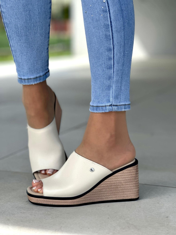 Bezowe-klapki-damskie-skorzane