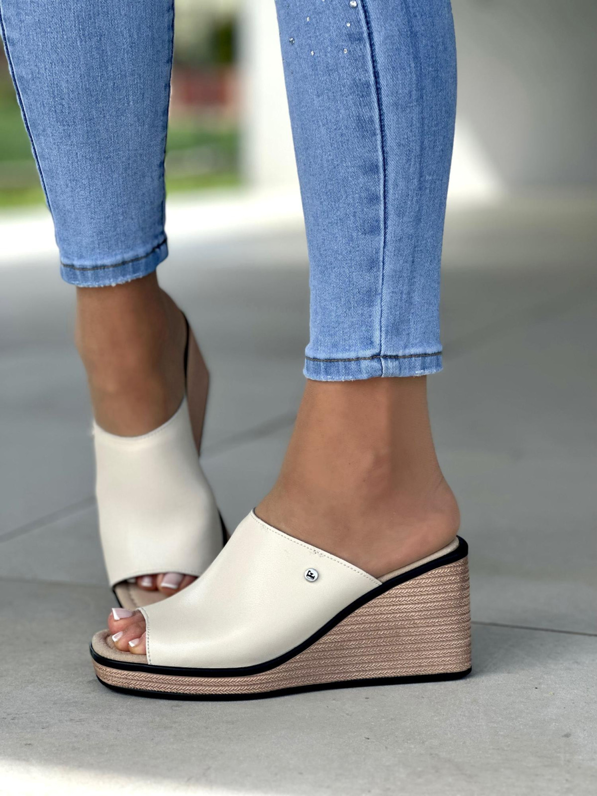 Bezowe-klapki-damskie-skorzane