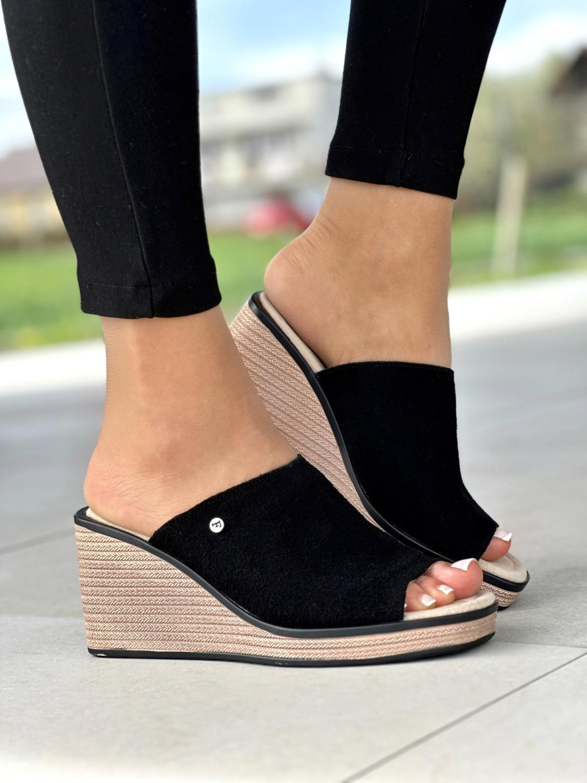 Klasyczne czarne klapki damskie na koturnie, skóra naturalna