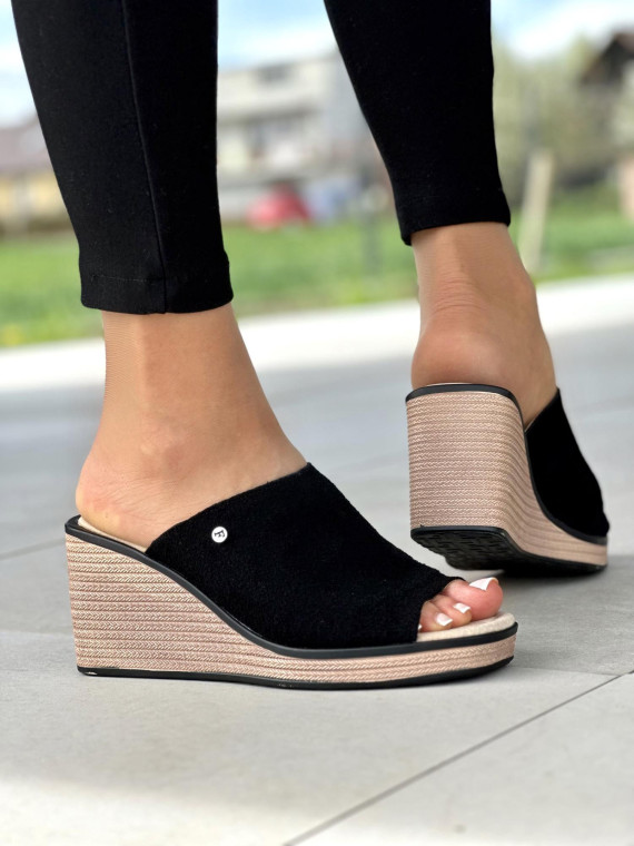 Klasyczne czarne klapki damskie na koturnie, skóra naturalna