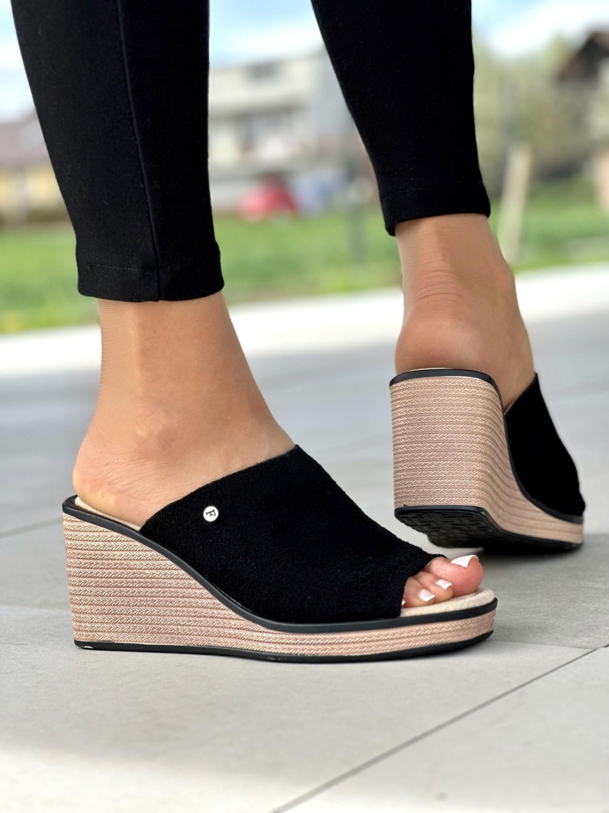 Klasyczne czarne klapki damskie na koturnie, skóra naturalna