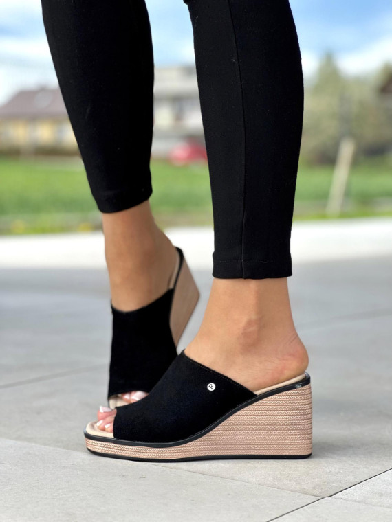 Klasyczne czarne klapki damskie na koturnie, skóra naturalna