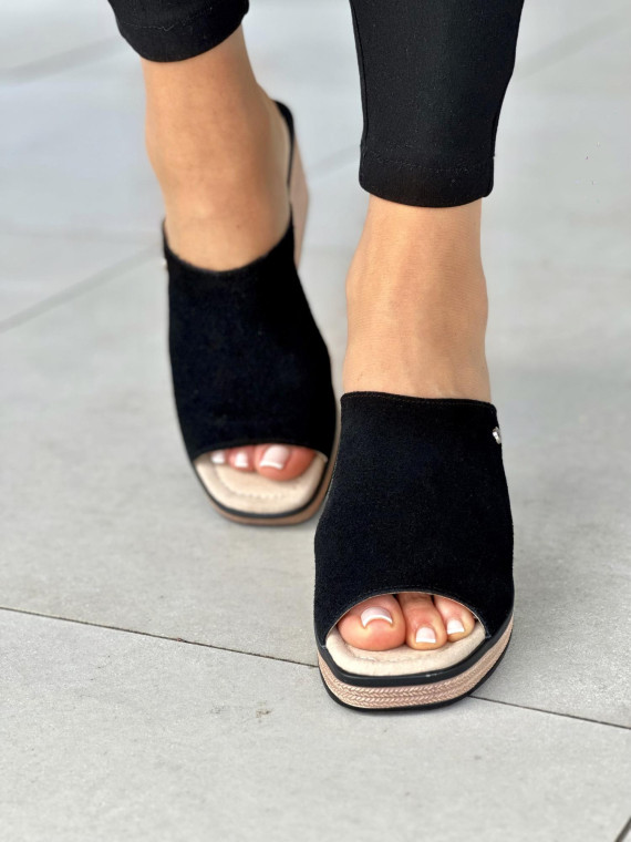 Klasyczne czarne klapki damskie na koturnie, skóra naturalna