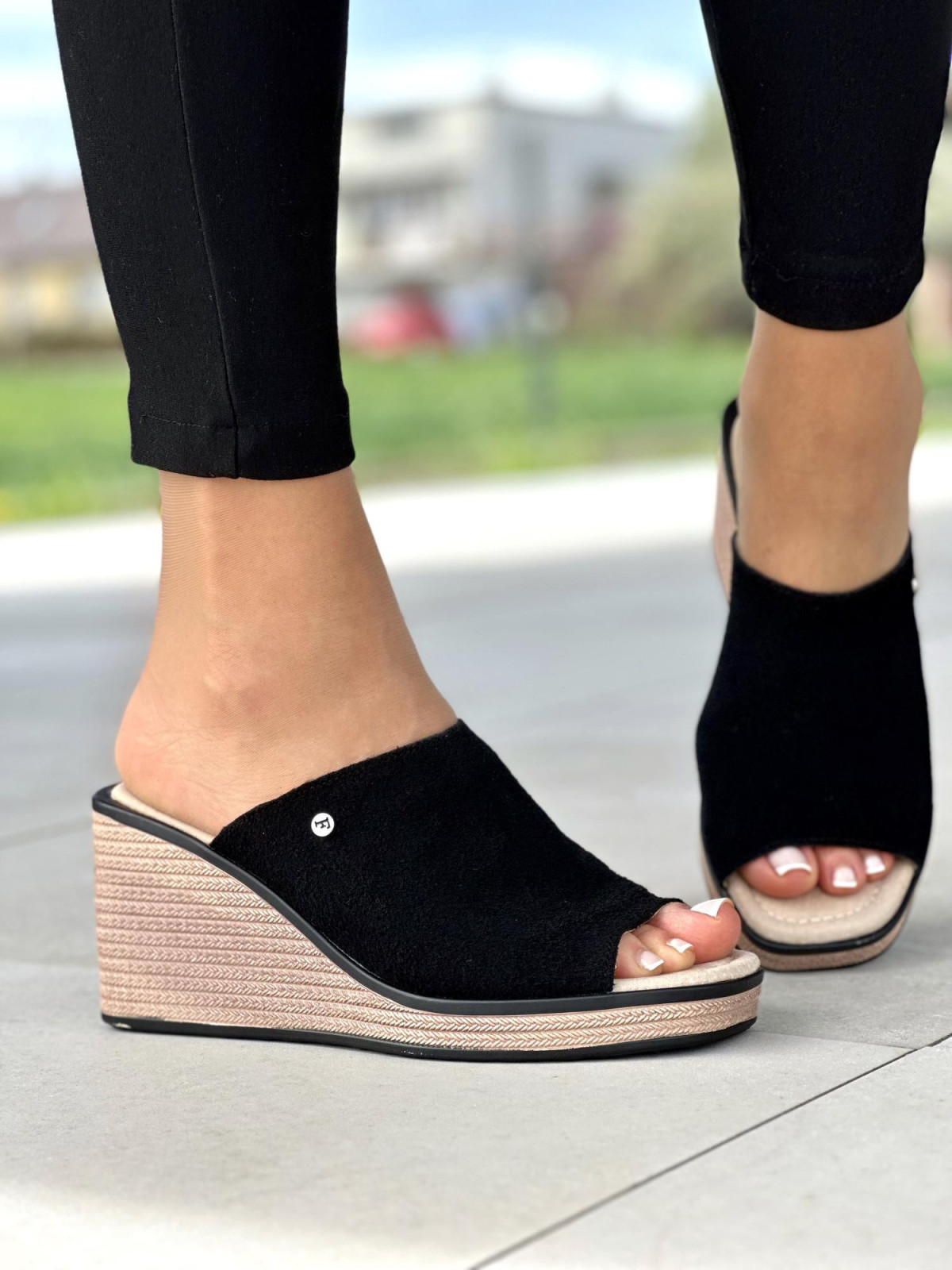 Klasyczne czarne klapki damskie na koturnie, skóra naturalna