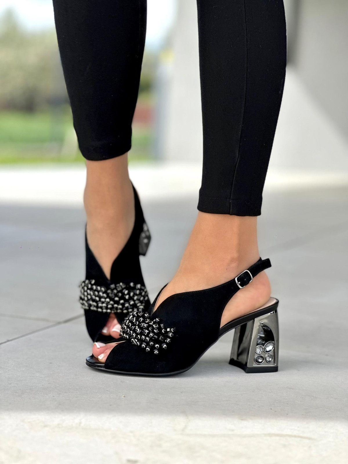 Piekne-czarne-sandaly-na-obcasie-ze-skory-naturalnej