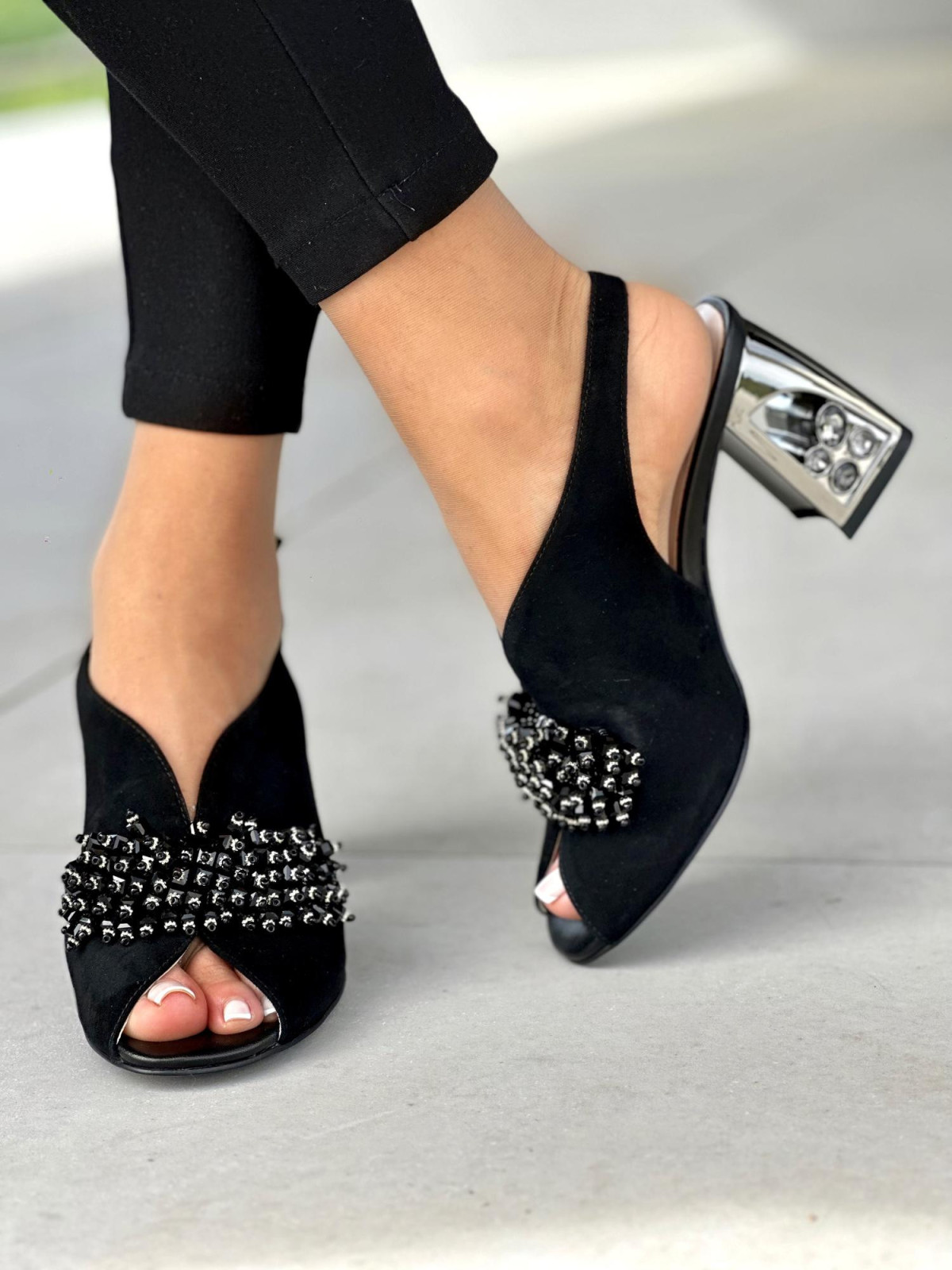 Piekne-czarne-sandaly-na-obcasie-ze-skory-naturalnej