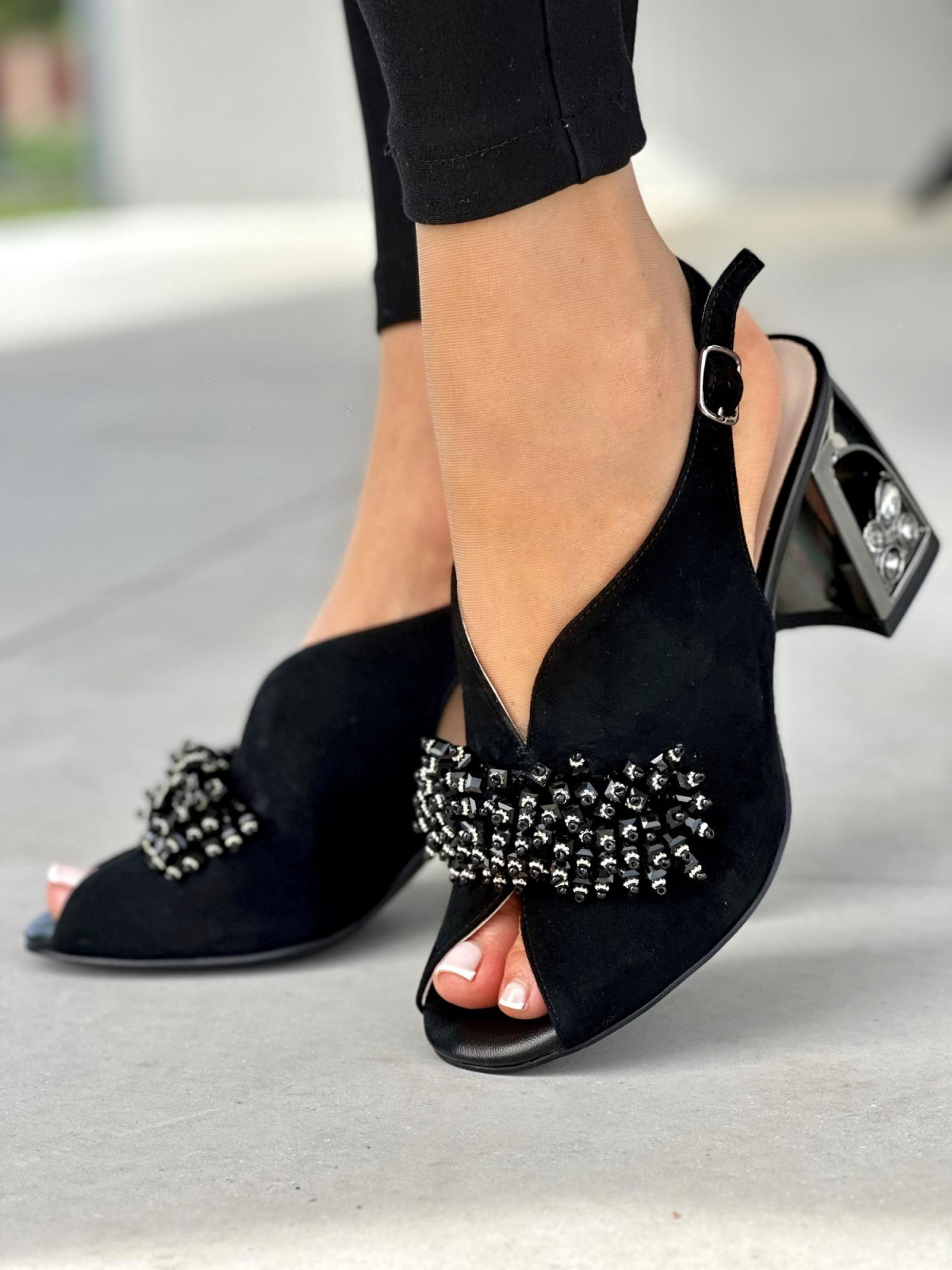 Piekne-czarne-sandaly-na-obcasie-ze-skory-naturalnej