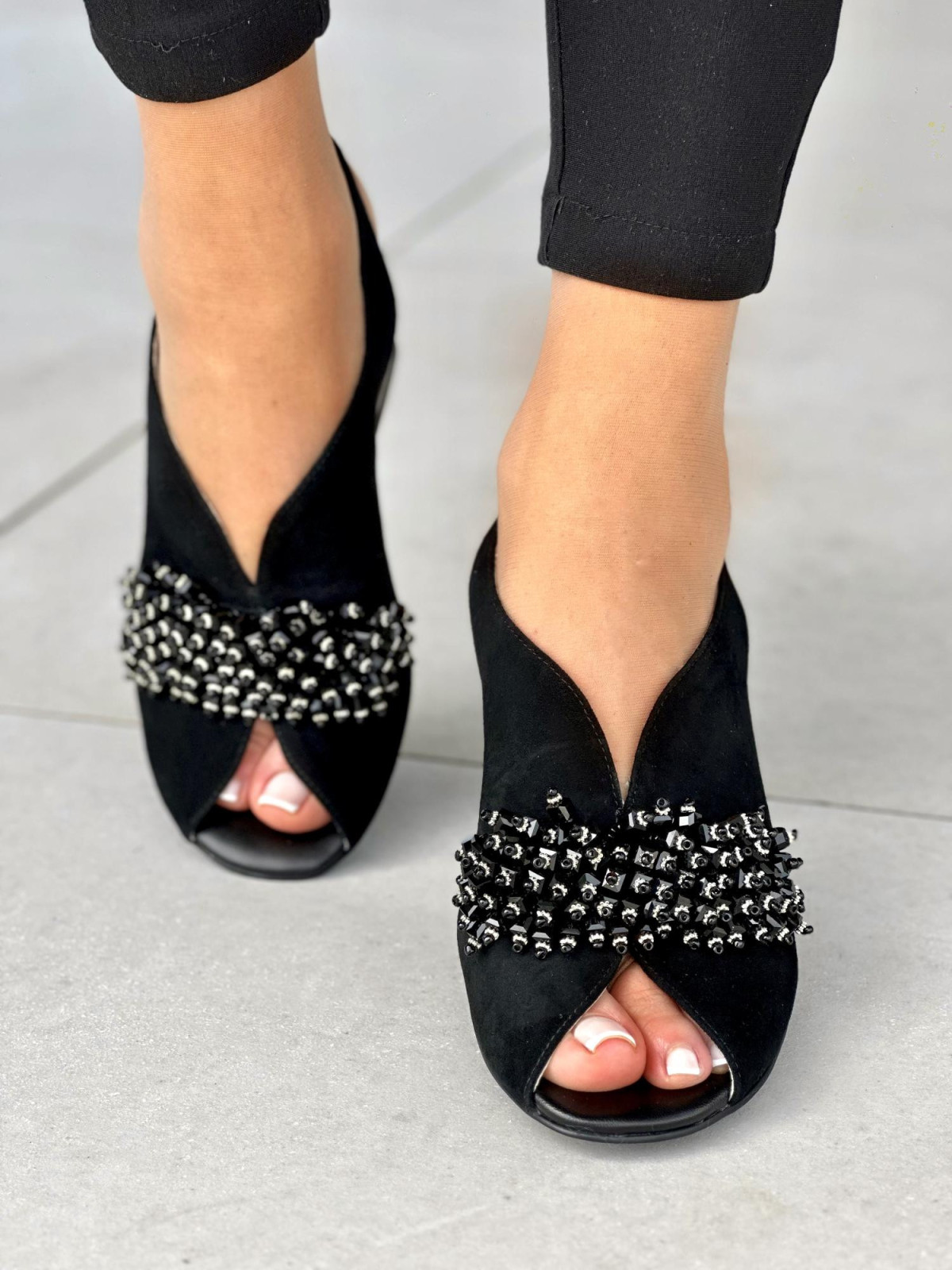 Piekne-czarne-sandaly-na-obcasie-ze-skory-naturalnej