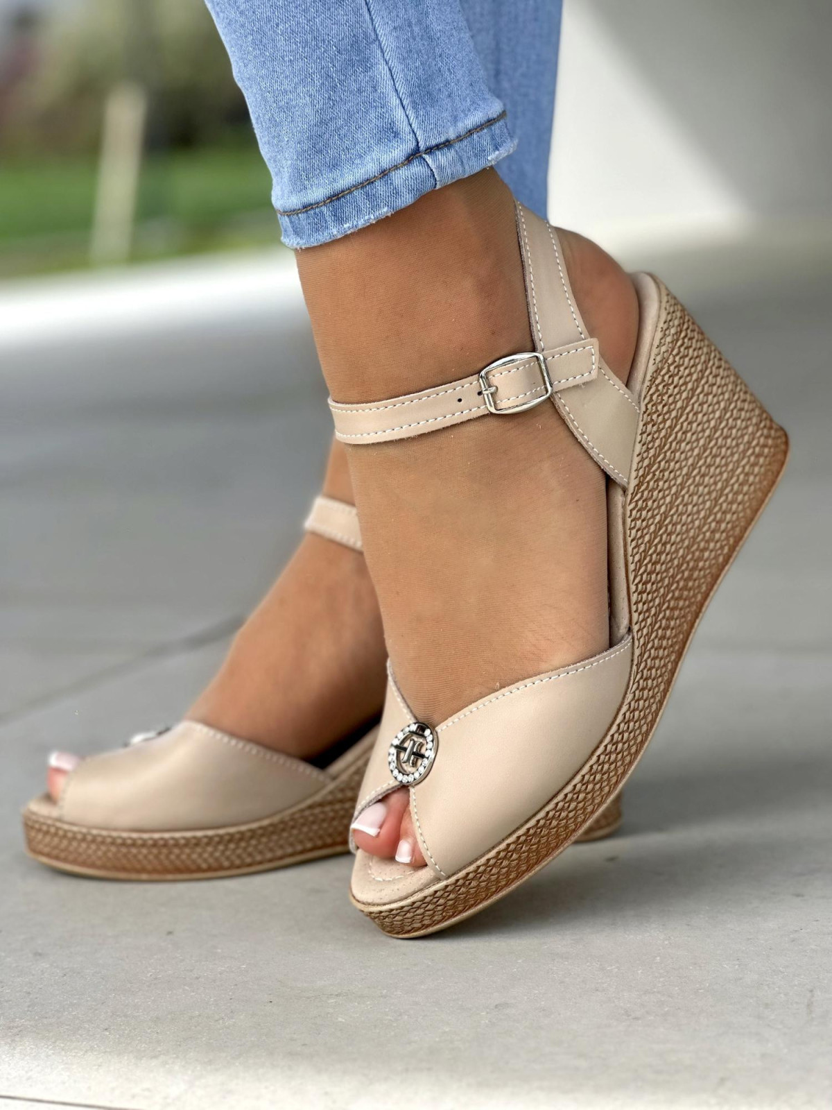 Śliczne beżowe sandały damskie na koturnie, skóra naturalna