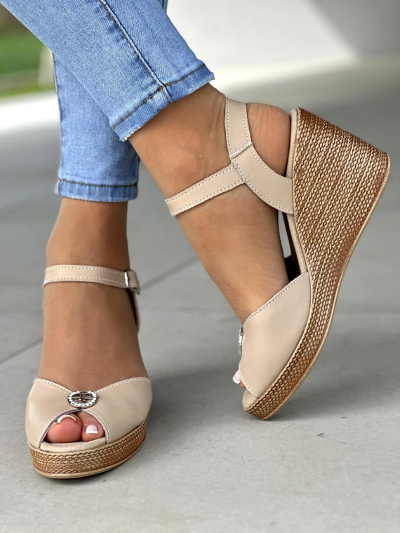 Śliczne beżowe sandały damskie na koturnie, skóra naturalna