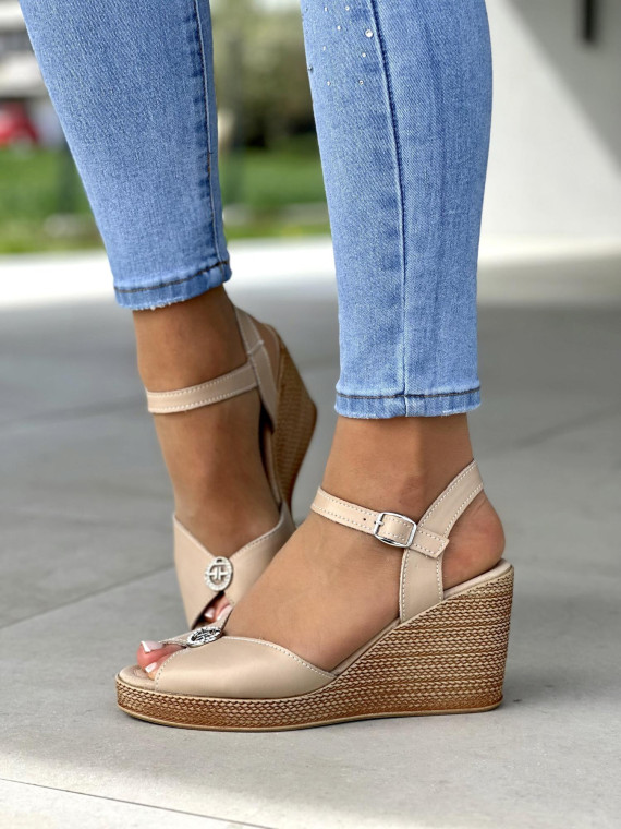 Śliczne beżowe sandały damskie na koturnie, skóra naturalna