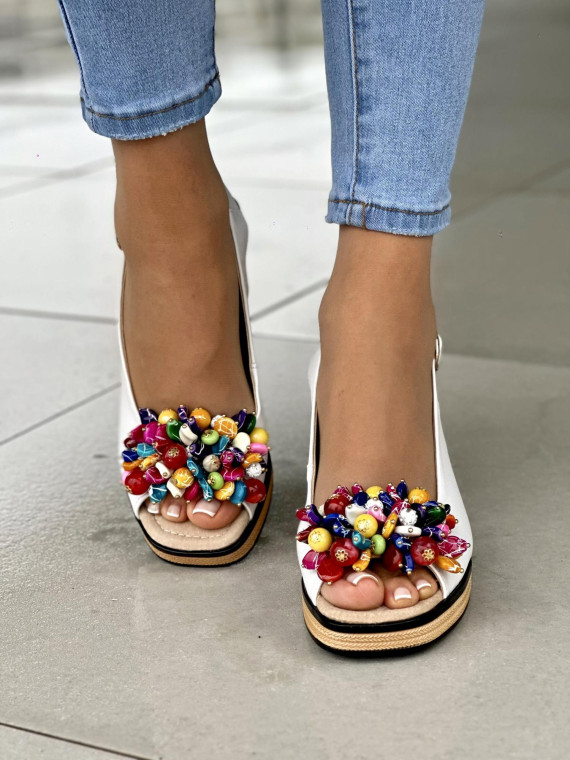 Śliczne białe sandały damskie z kolorowymi koralikami, skóra naturalna