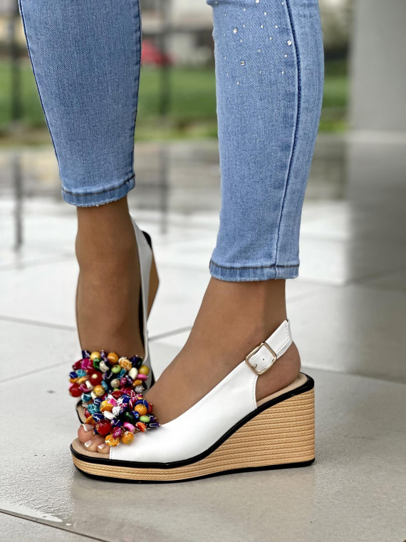 Śliczne białe sandały damskie z kolorowymi koralikami, skóra naturalna