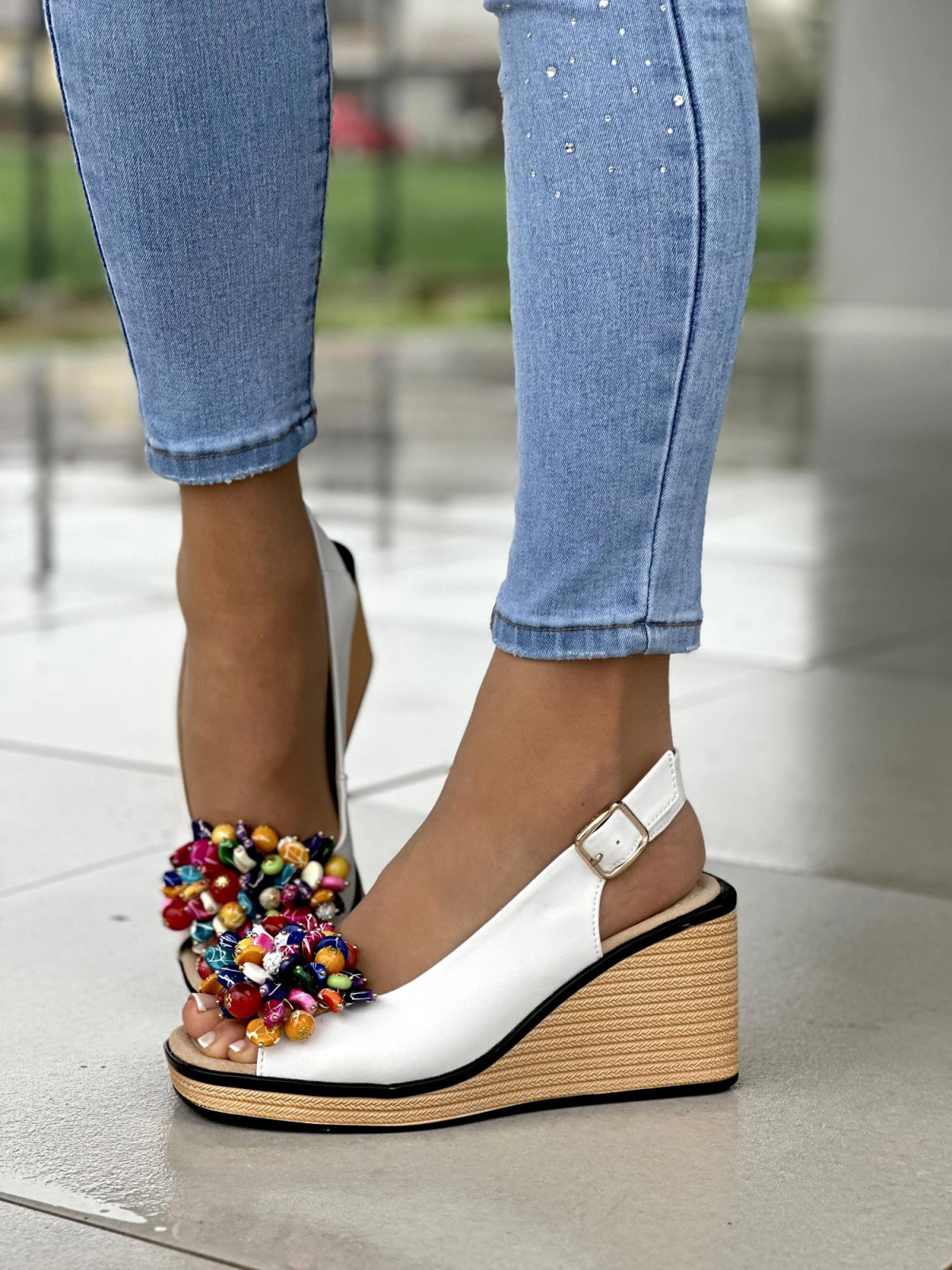 Śliczne białe sandały damskie z kolorowymi koralikami, skóra naturalna