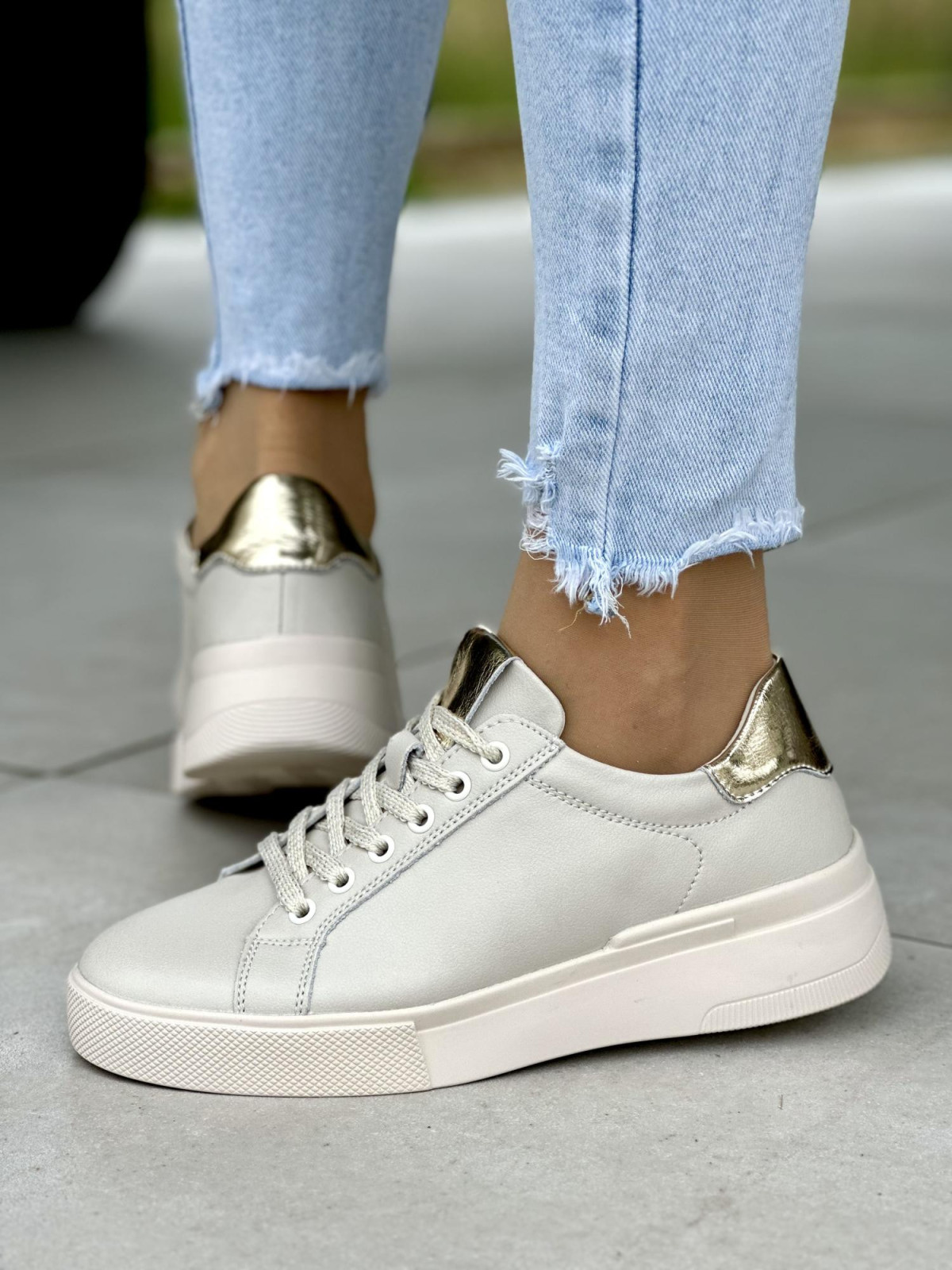 Bezowe-trampki-damskie-skorzane