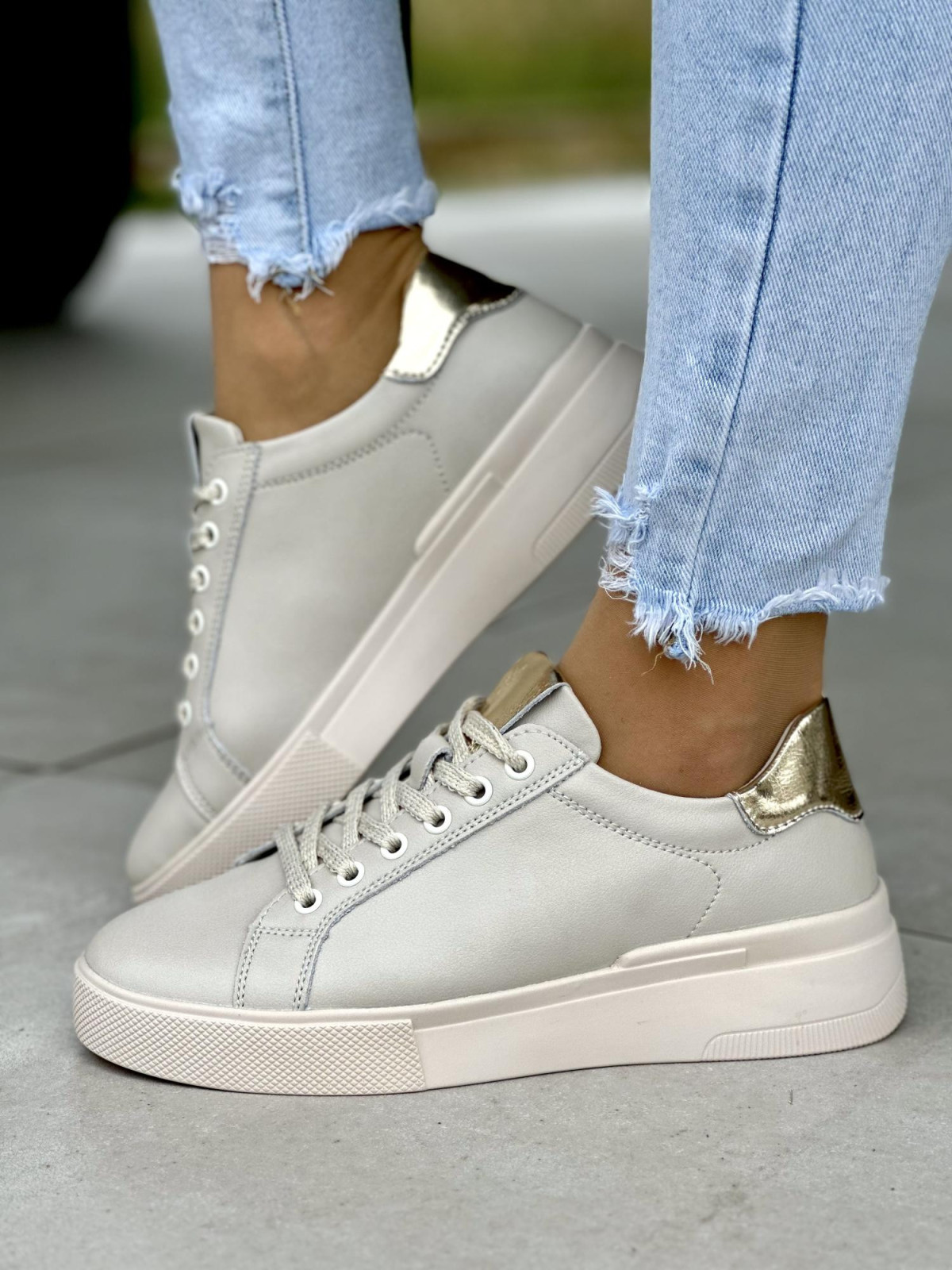 Bezowe-trampki-damskie-skorzane