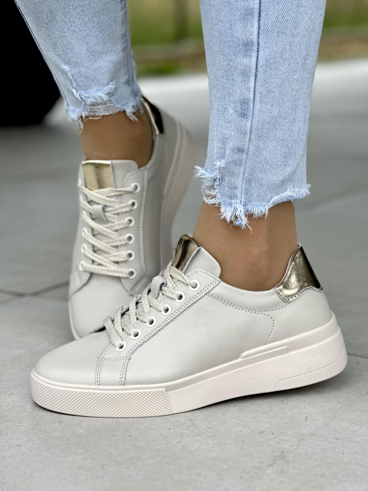 Bezowe-trampki-damskie-skorzane