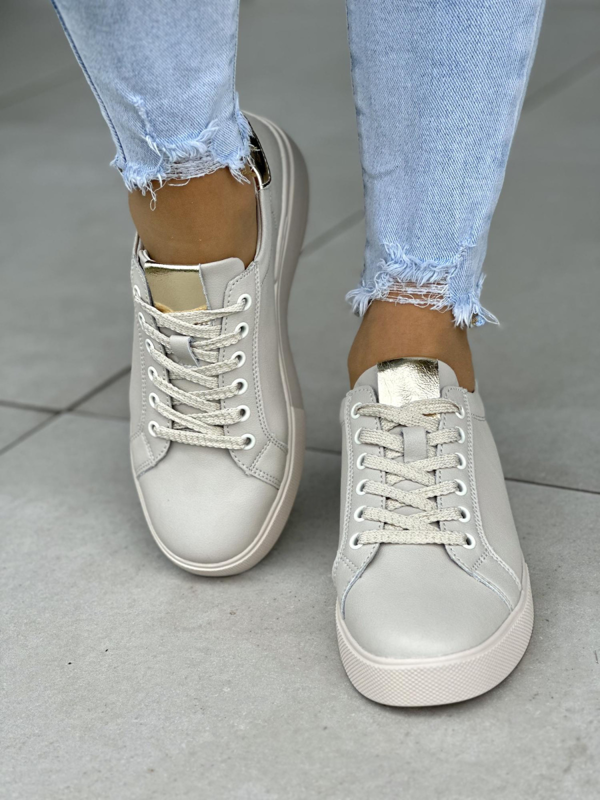 Bezowe-trampki-damskie-skorzane