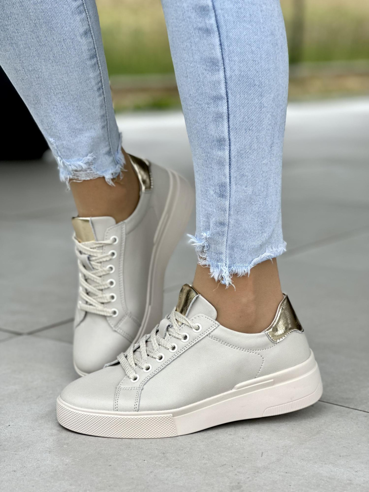 Bezowe-trampki-damskie-skorzane