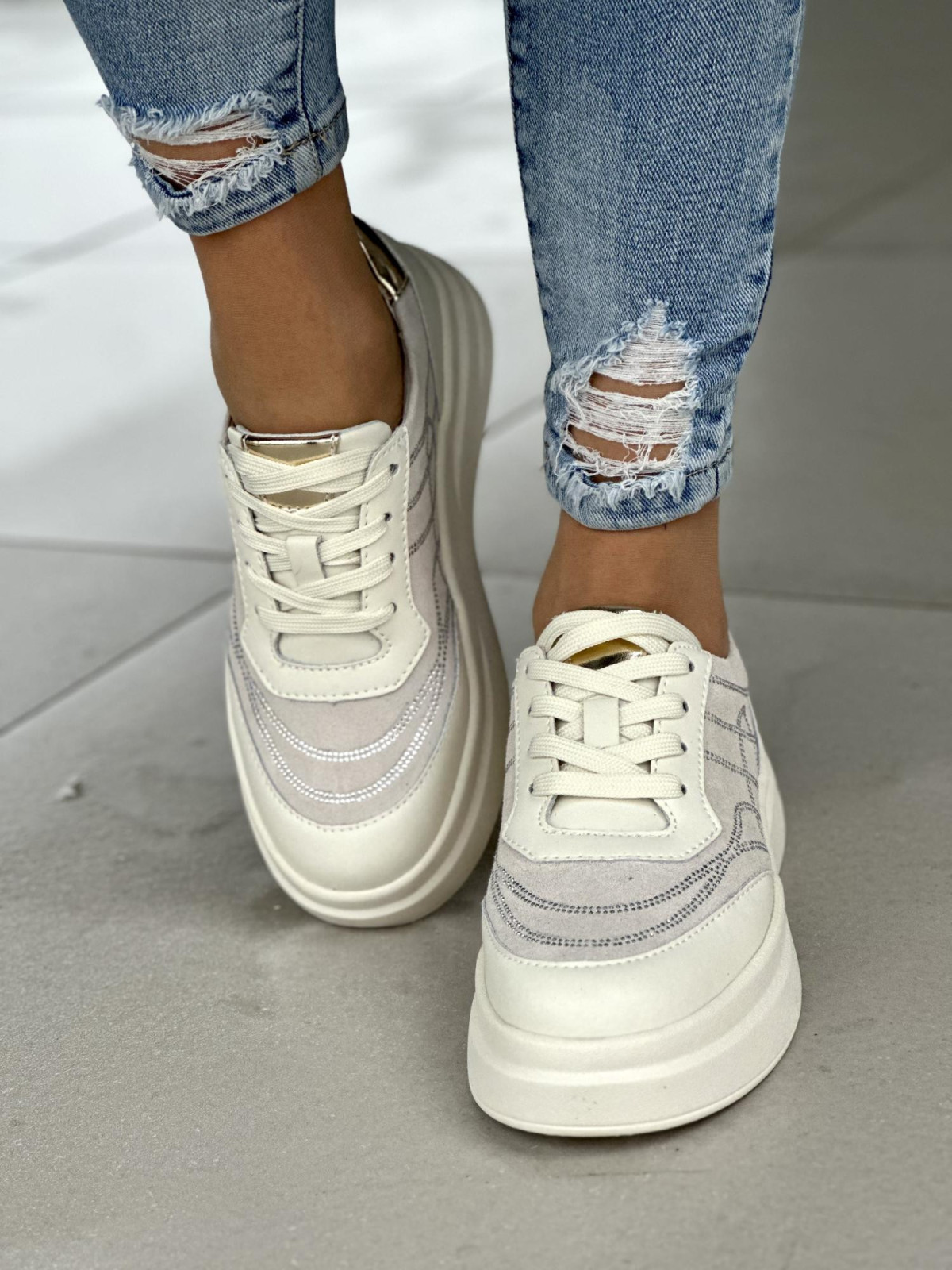 Oryginalne beżowe trampki damskie z ozdobnymi cyrkoniami, skóra naturalna