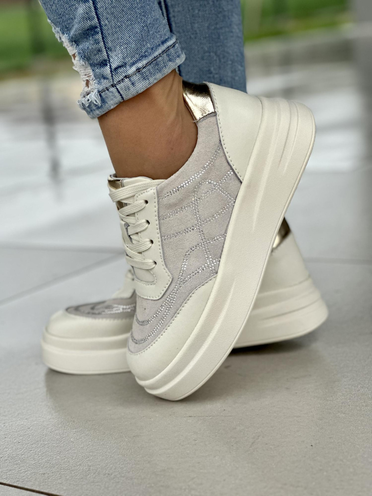 Oryginalne beżowe trampki damskie z ozdobnymi cyrkoniami, skóra naturalna