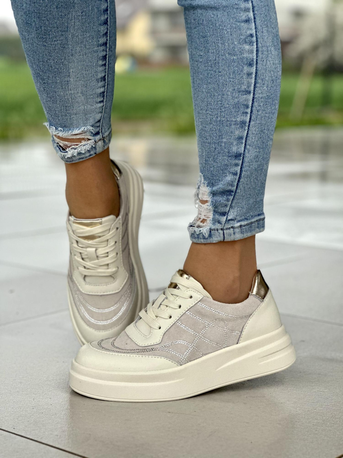 Oryginalne beżowe trampki damskie z ozdobnymi cyrkoniami, skóra naturalna